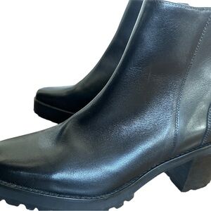 Andre’ Assous black leather ankle boots 
Size 9